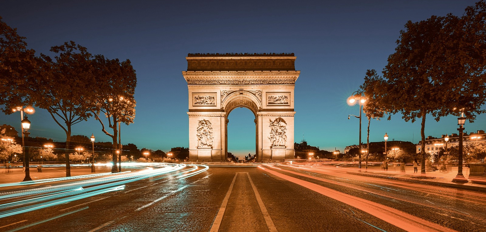 Arc de Triomphe et Champs-Élysées illuminés de nuit, Paris